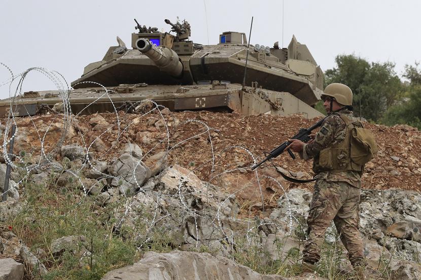 Kementerian Pertahanan Israel mengatakan negara itu sedang membahas penjualan tank Merkava ke dua negara.