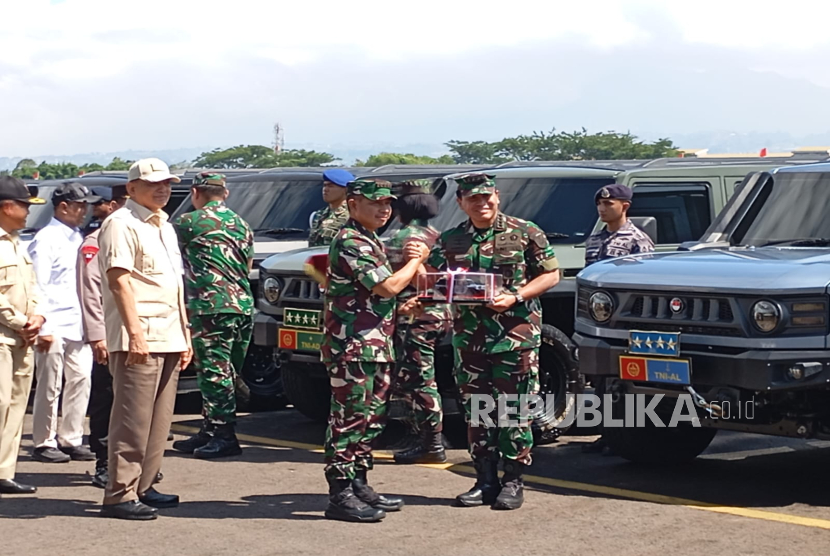 Kementerian Pertahanan (Kemenhan) menyerahkan 700 kendaraan operasional Maung Vehicle buatan PT Pindad ke TNI-Polri di Lanud Husein Sastranegara, Sabtu (1/3/2025). Total Kemenhan membuat 4.000 Maung MV3 ke PT Pindad untuk TNI dan Polri. 