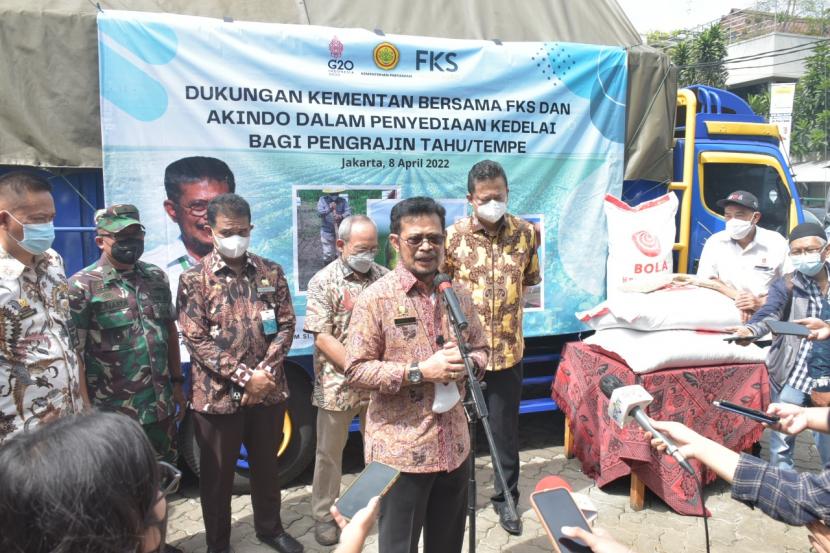 Kementerian Pertanian (Kementan) bekerja sama dengan Asosiasi Kedelai Indonesia (Akindo) dan PT Fisindo Kusuma Sejahtera (FKS) Multi Agro menyuplai kedelai untuk pengrajin tahu tempe.