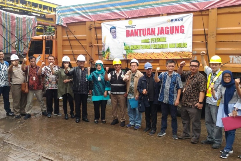 Kementerian Pertanian (Kementan) bersama Bulog mendistrisbukan bantuan jagung ke peternak ayam di Jawa Barat bertempat di Gudang PT Sentral Grain Terminal Kawasan Pelabuhan Cigading Cilegon Banten, Jumat (25/1). 