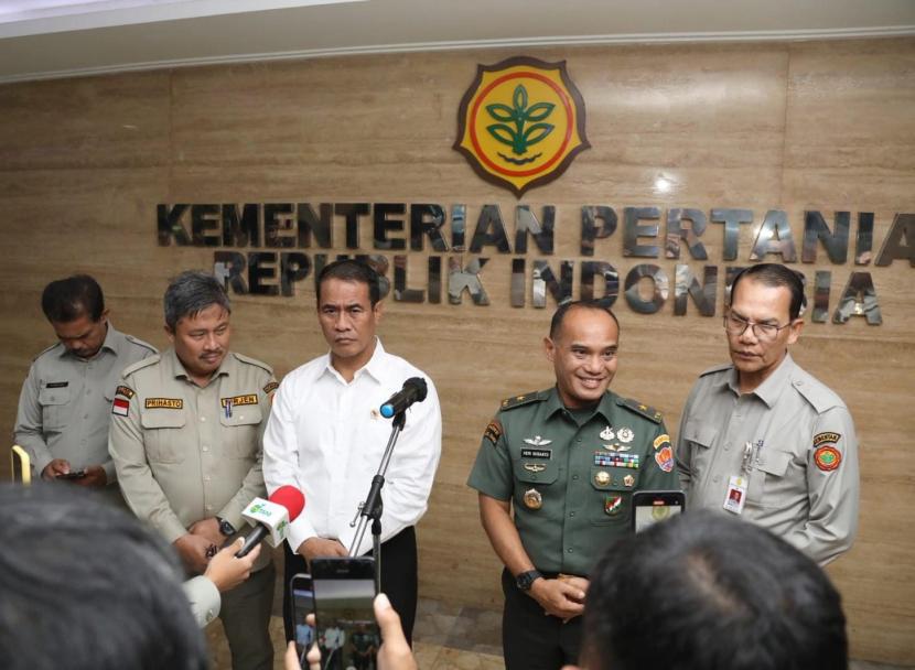 Kementerian Pertanian (Kementan) bersama Tentara Nasional Indonesia (TNI) mengawal pengembangan lahan rawa sebagai lahan potensial dan penyedia pangan masa depan.