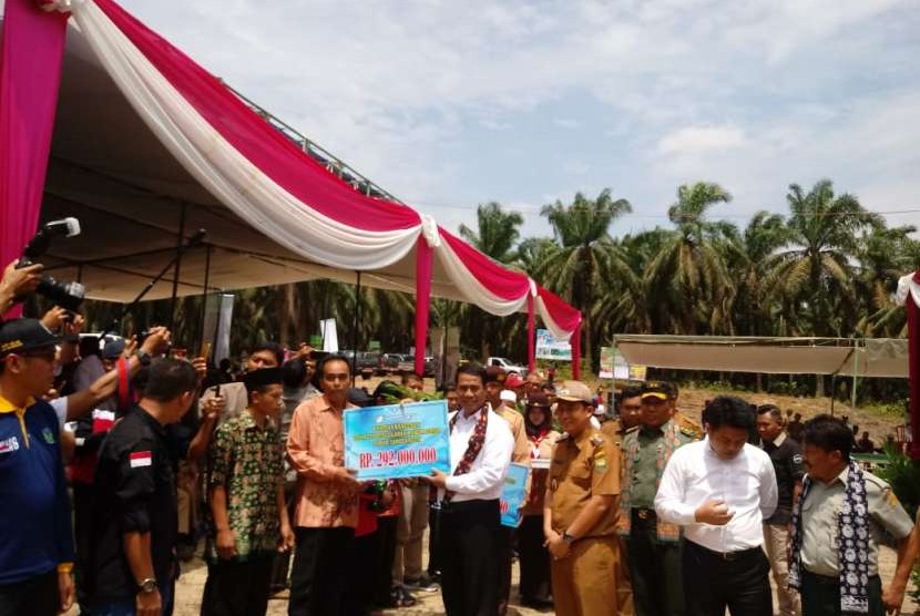 Kementerian Pertanian (Kementan) melakukan peremajaan kelapa sawit di Desa Ujung Tanjung Kecamatan Sungai Bahar, Kabupaten Muaro Jambi, Jambi pada Senin (10/9).