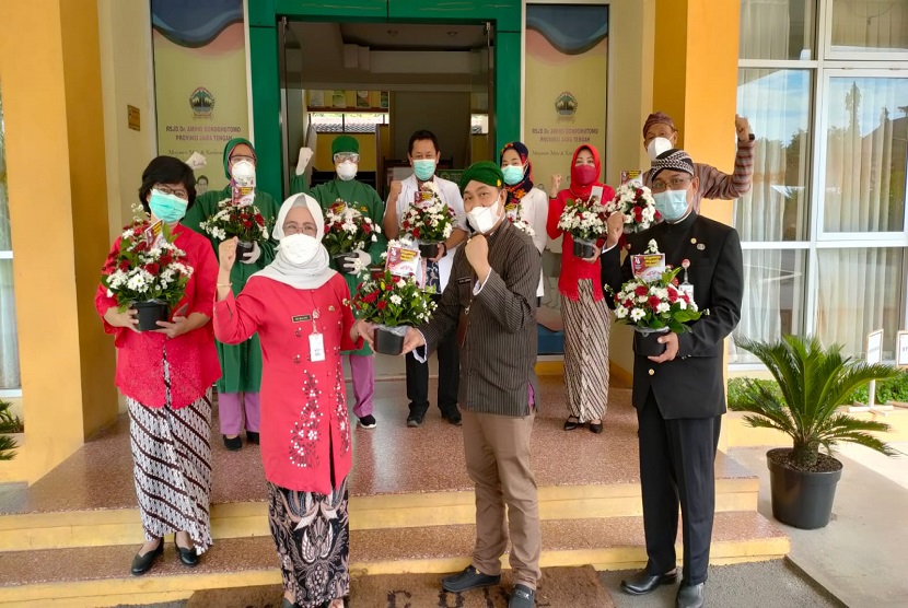 Kementerian Pertanian (Kementan) memberikan sejumlah paket bunga ke 10 rumah sakit di Kabupaten Semarang dan Kota Semarang. Tak hanya sekadar tanda kasih atas apresiasi tenaga kesehatan sebagai garda terdepan penanganan Covid-19, namun juga dalam rangka HUT Kemerdekaan RI ke-76.