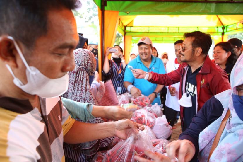 Menteri Pertanian Syahrul Yasin Limpo (Mentan SYL) memastikan kegiatan pasar murah di Toko Tani Indonesia Center (TTIC) merupakan kegiatan rutin yang biasa dilakukan setiap ada kenaikan harga bahan pokok. Terlebih menjelang perayaan hari besar seperti Idul Adha mendatang.