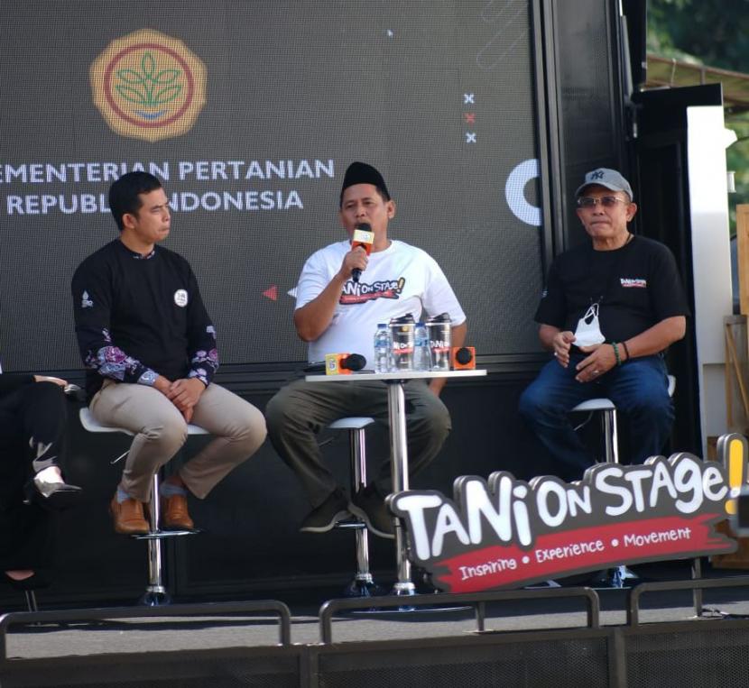  Kementerian Pertanian (Kementan) menggelar talk show Tani on Stage di halaman Masjid Baiturrahman Kaum, Kampung Seuseupan, Ciawi, Kabupaten Bogor, Jawa Barat.