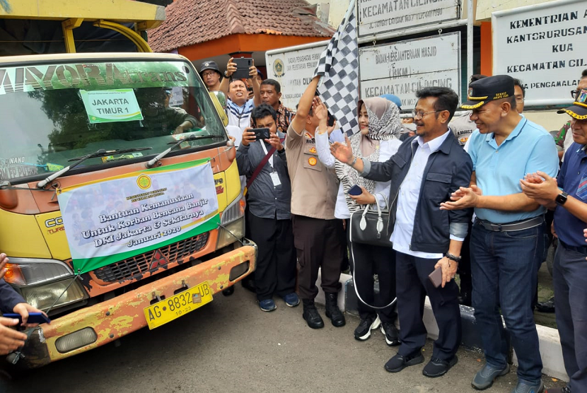 Kementerian Pertanian ( Kementan) menyerahkan bantuan kemanusiaan ke lima titik banjir yang berada di wilayah Jakarta dan Tangerang. 