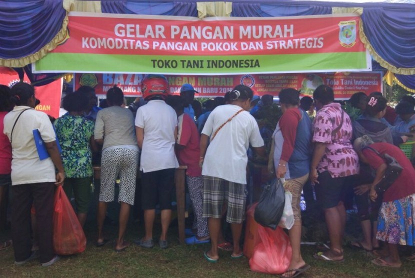 Kementerian Pertanian melalui Badan Ketahanan Pangan, menggelar pasar murah di Lapangan Amban, Manokwari, Papua Barat, Rabu (20/12).