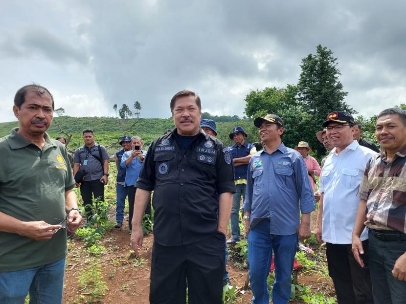 Kementerian Pertanian melalui Inspektorat Jenderal (Itjen Kementan) melakukan pengawasan pangan komoditas buah di Kabupaten Buton, Sulawesi Tenggara. Pengawasn dilakukan untuk mengantisipasi kemungkinan adanya berbagai penyimpangan yang dapat merugikan para pateni.
