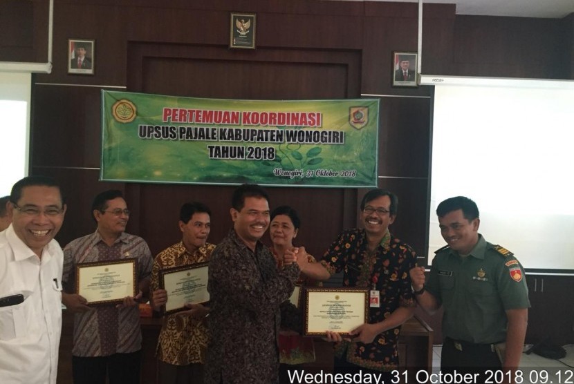 Kementerian Pertanian memberikan penghargaan kepada Kabupaten Wonogiri atas prestasi yang diraih dalam pencapaian Luas Tambah Tanam Padi periode Oktober 2017 - September 2018 surplus 789 hektare