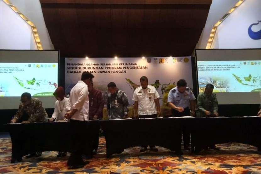 Kementerian Pertanian meneken Perjanjian Kerja Sama untuk upaya pengentasan daerah rentan rawan pangan di Hotel Bidakara, Jakarta, Rabu (30/10. Hingga saat ini setidaknya terdapat 88 kabupaten/kota yang dinyatakan rentan rawan pangan. 