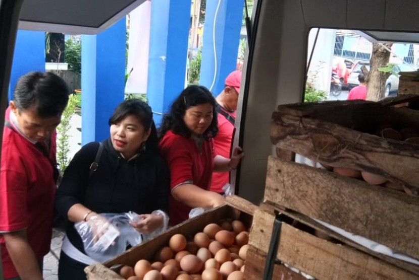 Kementerian Pertanian menggelar operasi pasar telur ayam ras sebanyak 8 ton yang disebar di tujuh pasar tradisional dan Toko Tani Indonesia Center, Jakarta, Rabu (8/5). 