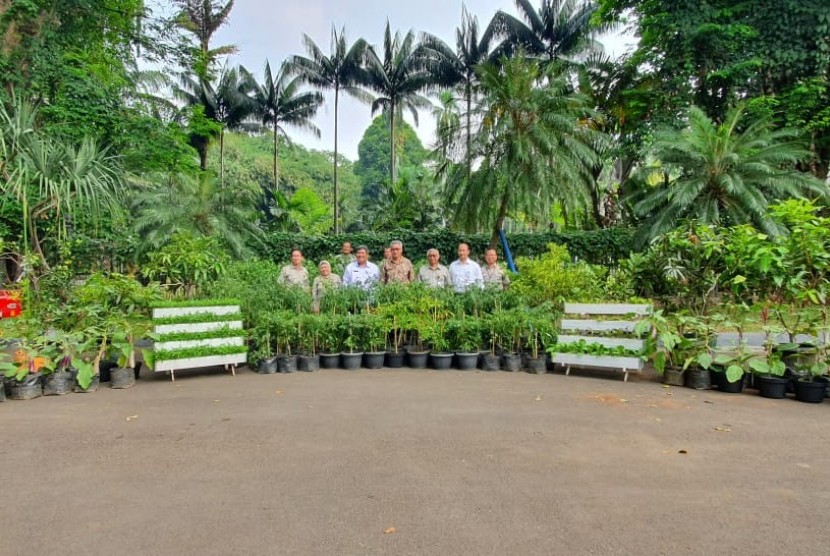 Kementerian Pertanian mengirimkan ratusan pohon cabai dan aneka sayuran lainnya untuk ditanam di Istana Bogor. 