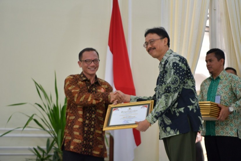  Kementerian Pertanian meraih penghargaan kategori pengelola informasi publik terbuka 2018 di Istana Wakil Presiden.