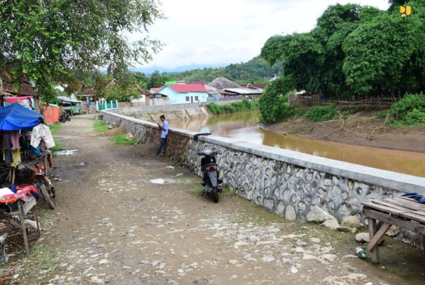 Kementerian PUPR melakukan normalisasi dan pelebaran Sungai Padolo dan Melayu yang melewati Kota Bima dan Kabupaten Bima, Nusa Tenggara Barat.