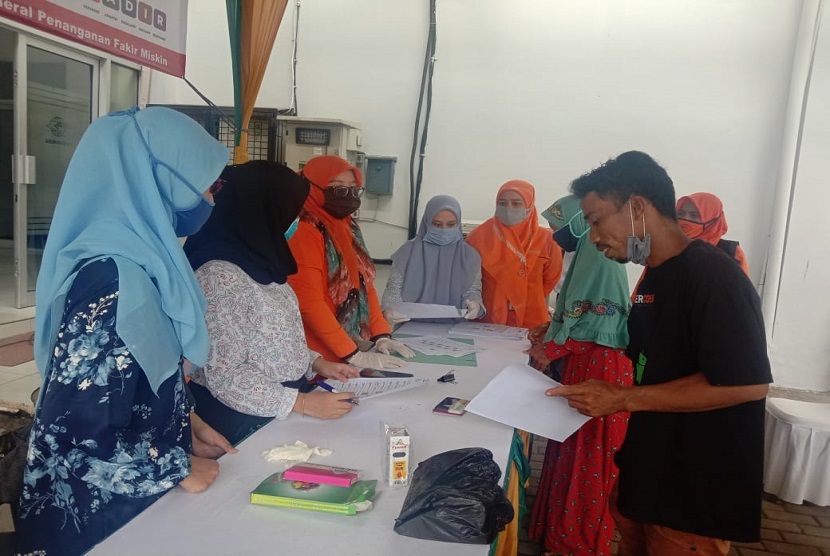 Kementerian Sosial (Kemensos) mulai menyalurkan bantuan sosial (bansos) tunai untuk warga terdampak covid-19 di Kabupaten Serang. Tahap pertama diterima oleh 65.794 kepala keluarga (KK) dari total 110.015 KK.