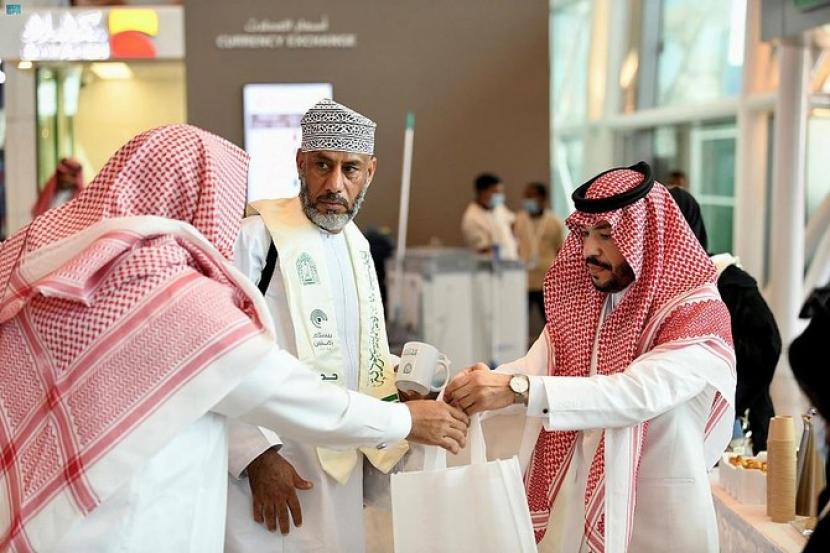 Kementerian Urusan Islam, Doa, dan Bimbingan Arab Saudi yang diwakili oleh cabangnya di wilayah Makkah, meluncurkan inisiatif sukarela untuk mengucapkan selamat tinggal kepada jamaah di Bandara Jeddah dengan memberikan syal dan berbagai hadiah, , Jumat (15/7/2022).
