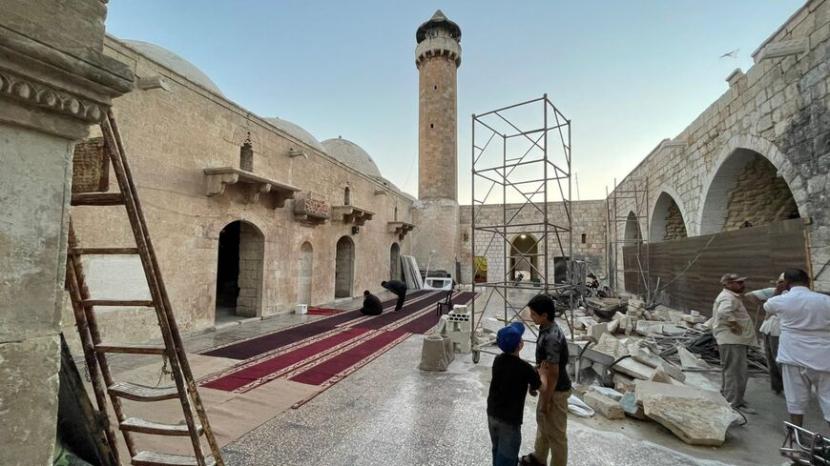 Masjid Bersejarah di Idlib akan Dibangun Kembali. Kementerian Wakaf yang berafiliasi dengan Hayat Tahrir al-Sham, kelompok pembebasan Suriah telah memulai pemulihan Masjid Agung Idlib yang bersejarah. 