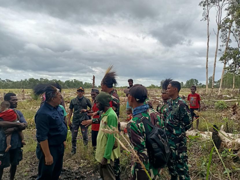 Kementrian Pertahanan Dan Pertanian Republik Indonesia menggelar Sosialiasi kepada Masyarakat Kampung Uli-uli Distrik Ilwayab Terkait Program Pemerintah dalam Pembangunan Lahan Pangan (Food Estate), Akses Jalan dan Dermaga di Distrik Ilwayab, Merauke, Papua Selatan, Rabu (14/8/2024).