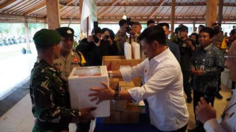 Kementrian Pertanian memberikan bantuan pengendalian antraks ke Kabupaten Gunungkidul senilai Rp 631 juta, di Pendopo Taman Budaya Gunungkidul.