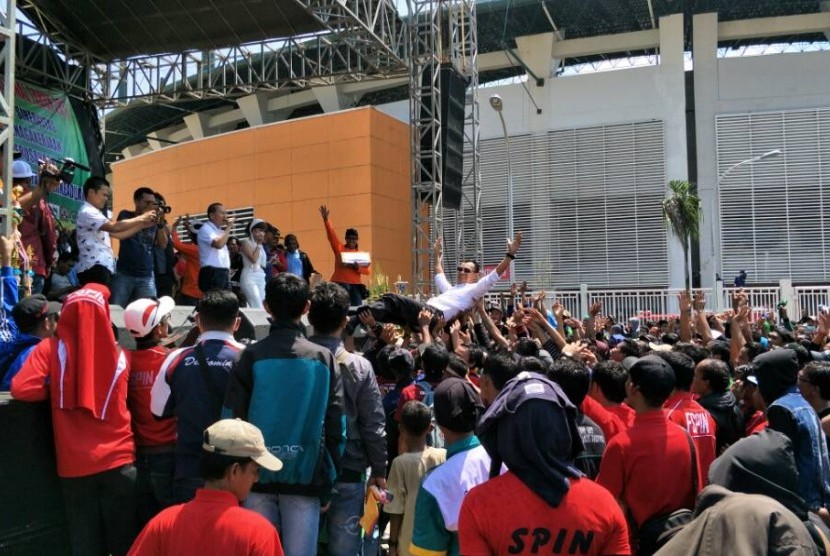 Kemeriahan hiburan panggung disertai pengundian hadiah dalam peringatan Hari Buruh di Stadion Pakansari, Kabupaten Bogor, Senin (1/5). 