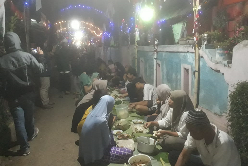 Kemeriahan jelang hari ulang tahun (HUT) kemerdekaan  RI ke 74, Sabtu (17/8) terlihat di Kampung Cihamirung, Desa Mekarjaya, Kecamatan Cihampelas, Kabupaten Bandung Barat, Jumat (16/8) malam. Ratusan warga berkumpul untuk menggelar liwet massal sepanjang 250 meter.