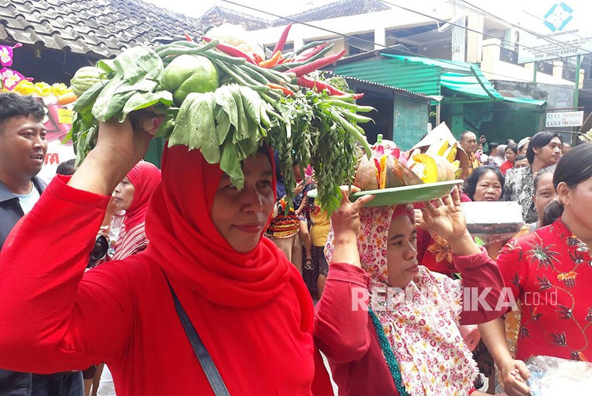 Kemeriahan kirab pedagang pasar Sangkrah, Pasar Kliwon, Solo pada Selasa (16/1). Kirab tersebut menandai operasional gedung baru pasar Sangkrah. Usai kirab, warga berebut sembako, buah-buahan, sayur mayur yang dibawa pedagang dalam kirab.