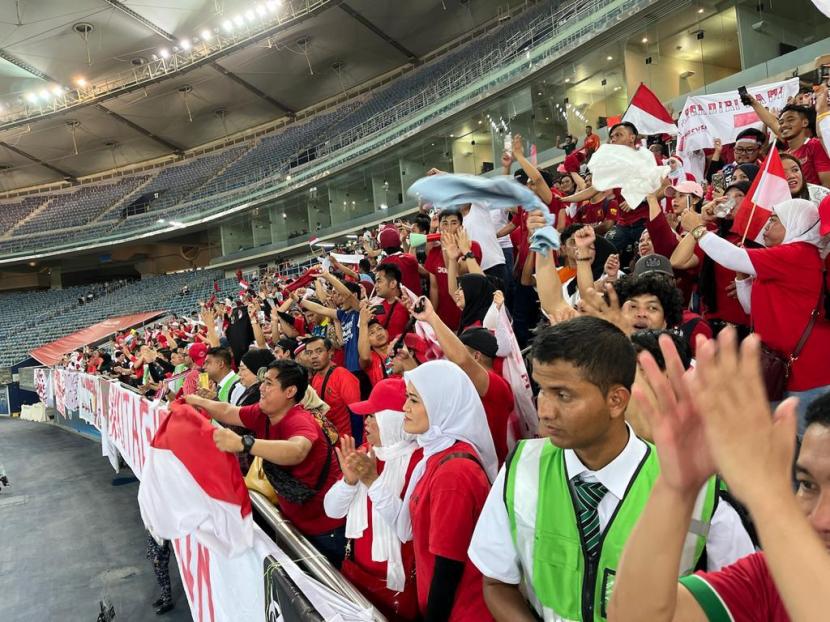 Kemeriahan pendukung Indonesia saat menyaksikan timnas melawan Nepal pada laga pamungkas kualifikasi Grup A Piala Asia 2023 di Kuwait, Rabu (15/6/2022) dini hari WIB.