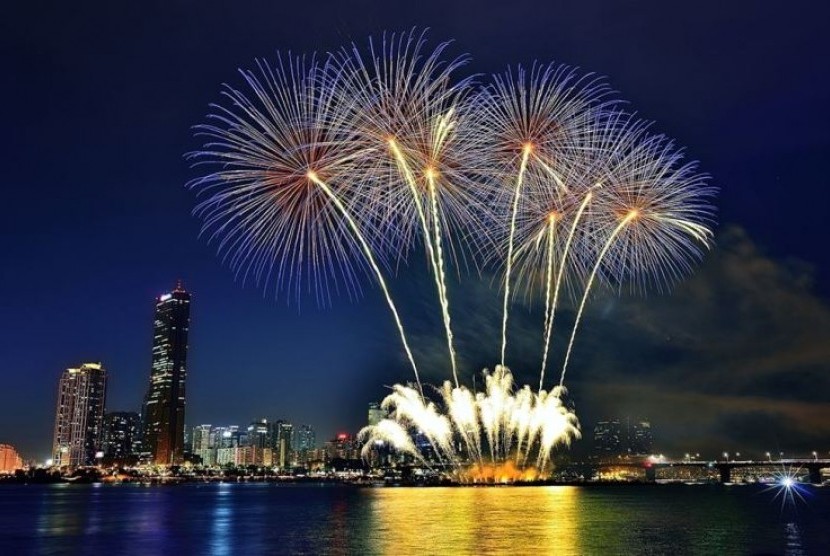 Kemerlap kembang api akan warnai langit Seoul dengan digelarnya Hanwha Seoul International Fireworks Festival.