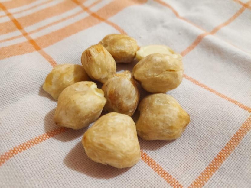 Kemiri. Di pasar internasional, bumbu dapur ini dikenal juga dengan sebutan candleberry, candlenut, atau Indian walnut. Warganet ada yang mengira kemiri sama dengan hazelnut.