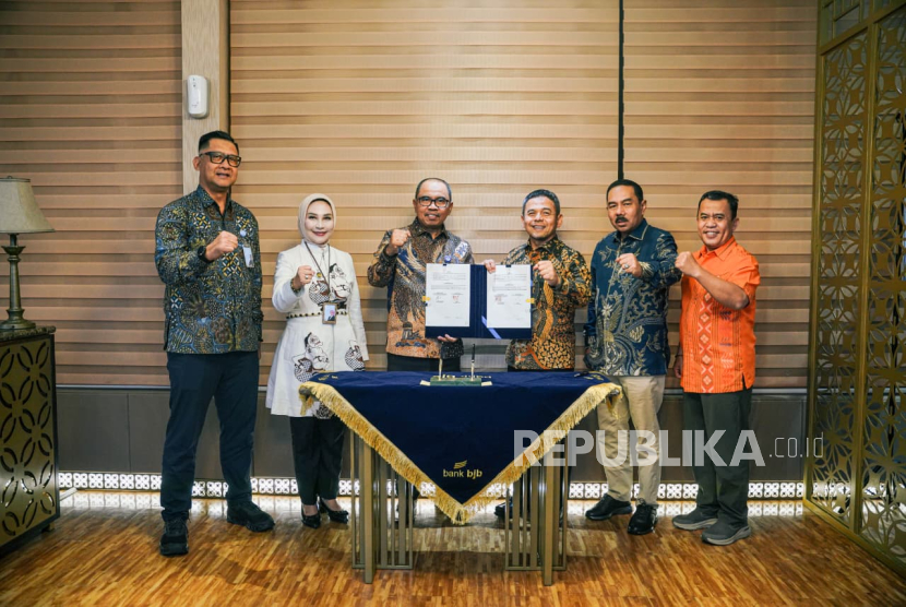 Kemitraan dijalin bank bjb dan PT Pos Indonesia demi memperkuat layanan keuangan dan logistik bagi masyarakat.