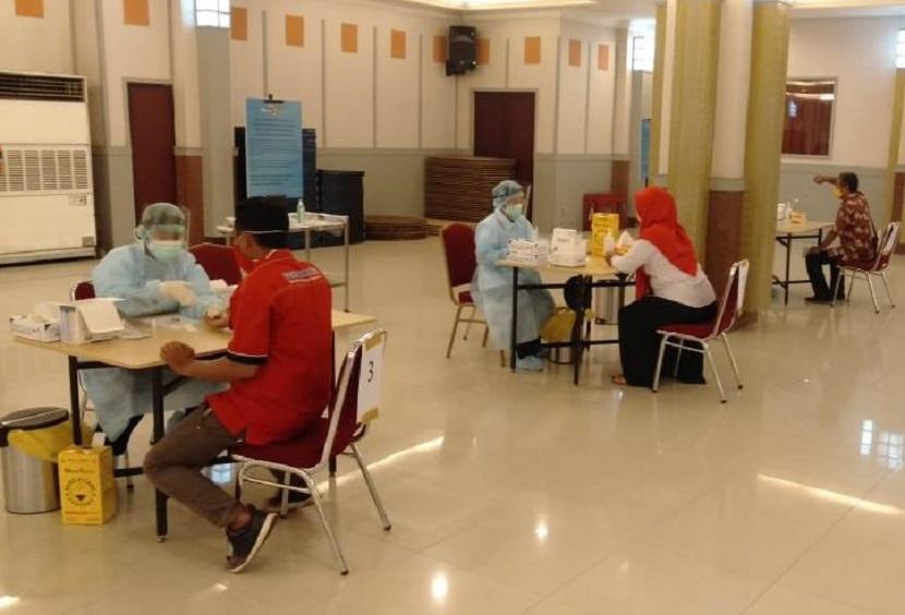 Kemnaker mengajak RS Siloam untuk menggelar 1.000 rapid test bagi para pekerja dan buruh di Gedung Serba Guna Kemenaker, Jakarta Selatan (1/5).