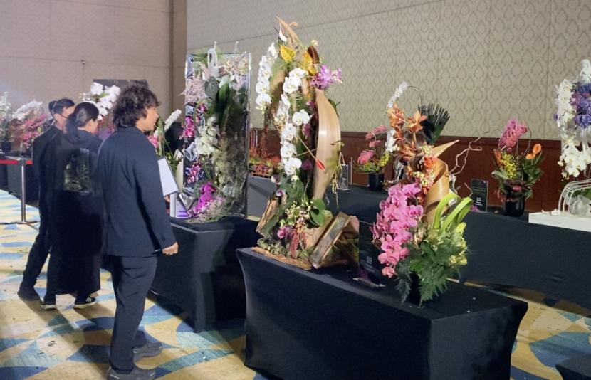 Kempetisi merangkai bunga Orchidee Ultime 2023.