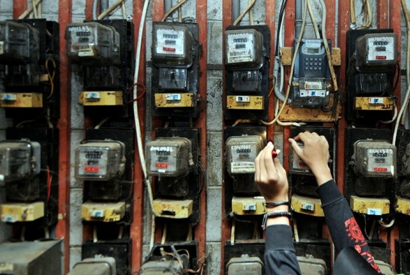 Kenaikan TDL Warga mengontrol alat meteran listrik di salah satu gardu rumah susun di Tanah Tinggi, Jakarta, Jumat (24/1).