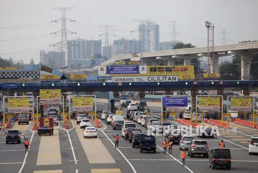  Kendaaraan roda empat memasuki Gerbang Tol Otomatis (GTO) di Pintu Tol Cililitan, Jakarta, Selasa (12/9).