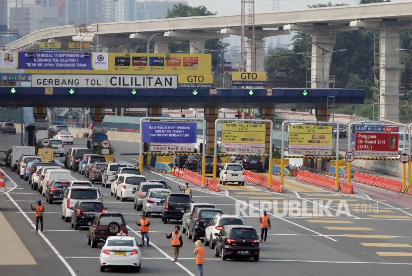 Kendaaraan roda empat memasuki Gerbang Tol Otomatis (GTO) di Pintu Tol Cililitan, Jakarta, Selasa (12/9).