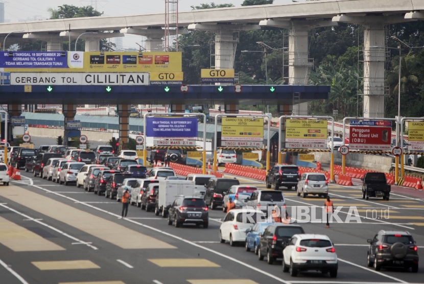 Kendaaraan memasuki gerbang tol otomatis (GTO) di Pintu Tol Cililitan, Jakarta Timur (ilustrasi).