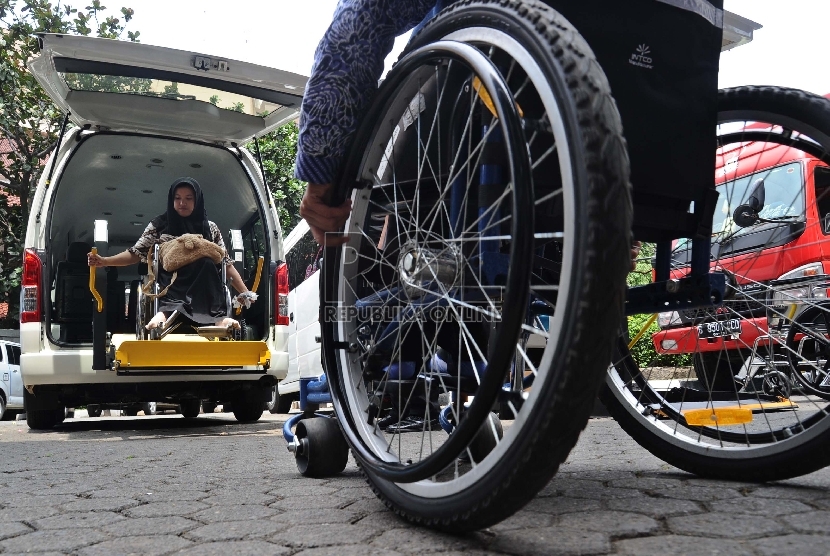 Kendaraan Akses penyandang Disabilitas diperlihatkan saat refleksi akhir tahun Meretas Jalan Sejahtera Penyandang Disabilitas Jakarta, Senin (28/12).  (Republia/Tahta Aidilla)
