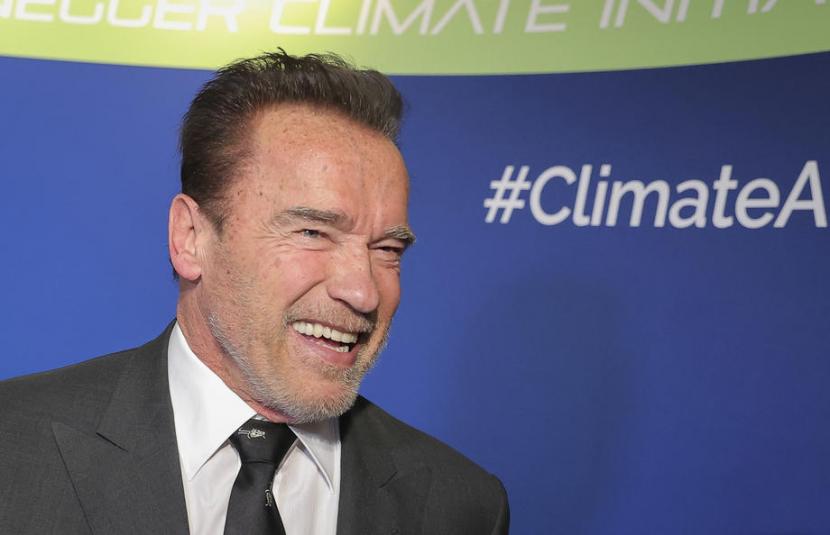 Aktor Arnold Schwarzenegger mendebat orang yang meragukan efikasi vaksin Covid-19.