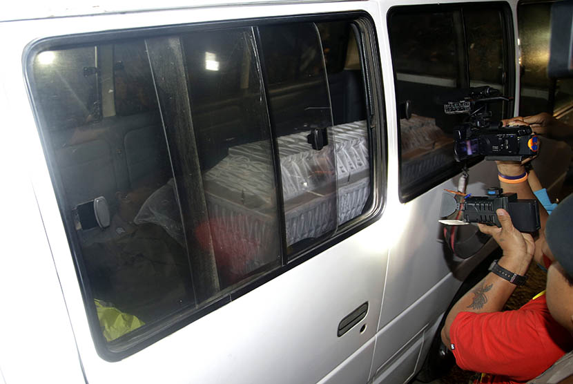  Kendaraan ambulan yang membawa jenazah terpidana mati kasus narkoba  dari pulau Nusakambangan, tiba di Cilacap, Rabu (29/4) pagi.  (AP/Tatan Syuflana)