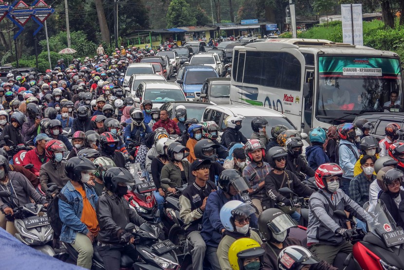 Kendaraan antre di jalur wisata Puncak, Cisarua, Kabupaten Bogor, Jawa Barat, Rabu (4/5/2022). Pengendara sepeda motor mengaku kesulitan memanfaatkan jalur alternatif menuju Puncak.