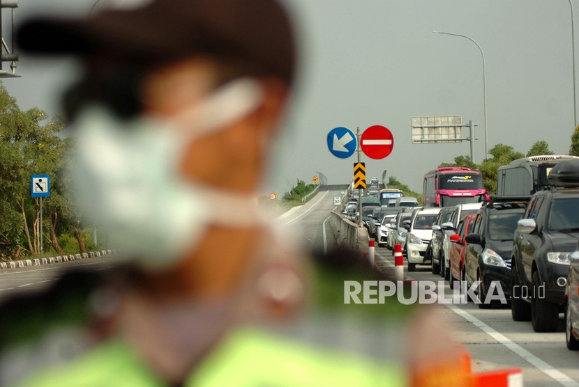 Kendaraan antre keluar jalur Pantura di pintu keluar tol Brebes Barat, Jawa Tengah, Jumat (7/6/2019).