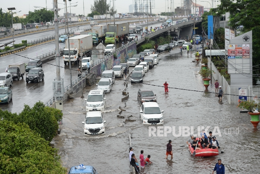 Kendaraan antre melintas di kawasan Grogol, Jakarta Barat, Selasa (21/2).