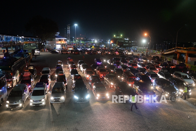   Kendaraan antre memasuki kapal Ro-Ro di Dermaga 3 Pelabuhan Merak, Banten, Kamis (22/6) malam. 