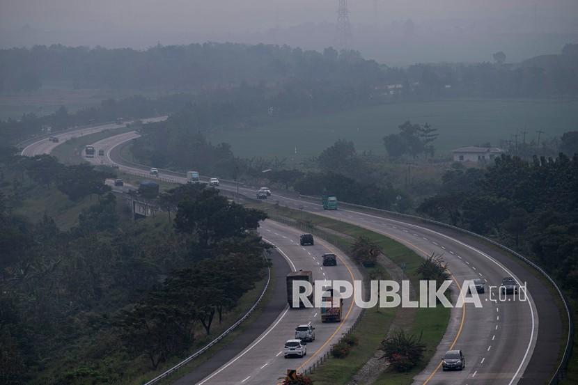 Kendaraan arah Jakarta (lajur kiri) melintas di jalan tol Cipali, Cirebon, Jawa Barat.