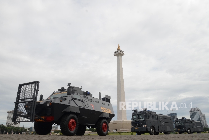 Police's barracuda crossed the street around Monas area as part of security measure to secure the 212 rally, Jakarta, on Thursday (December 1, 2016).