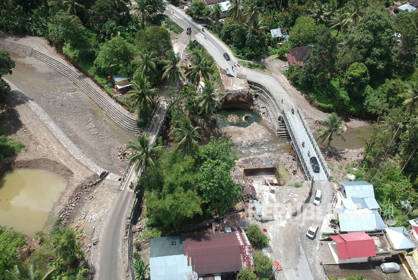 Kendaraan bergantian melewati jembatan darurat Batang Kalu, di Jalur Padang - Bukittinggi, Kayutanam, Kab.Padangpariaman, Sumatera Barat, Kamis (11/4/2019). 