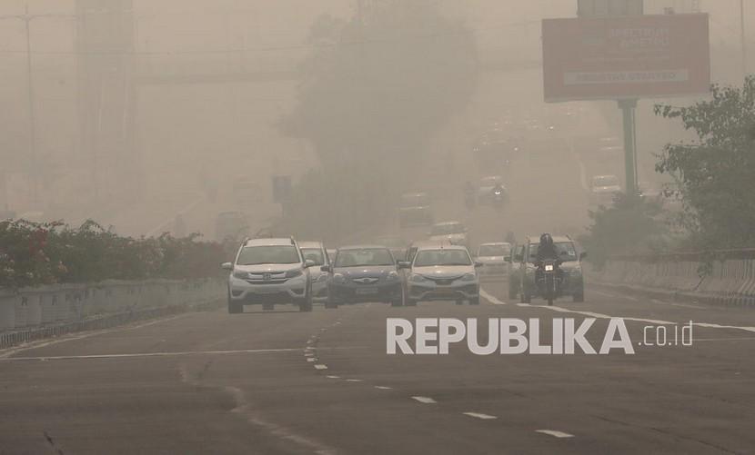  Kendaraan bergerak saat kota diselimuti kabut asap tebal di New Delhi, India, 5 November 2021, saat kualitas udara Delhi mencapai kategori berbahaya usai perayaan Diwali.
