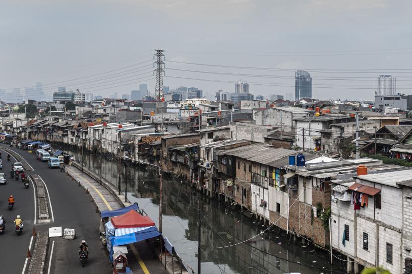 Kendaraan berjalan di dekat permukiman di kawasan Cideng, Jakarta, Ahad (26/6/2022). Pemprov DKI Jakarta membebaskan PBB-P2 untuk rumah yang memiliki NJOP kurang dari Rp 2 miliar.
