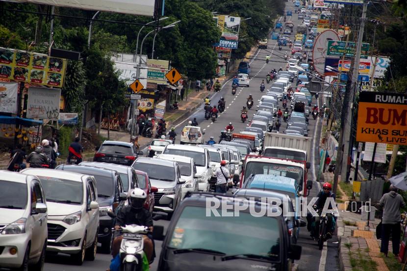 Kendaraan berjalan mengantre dalam kemacetan di jalur wisata Puncak, Kabupaten Bogor, Jawa Barat, (ilustrasi). DPR meminta Satgas tegas menindak para pelanggar protokol kesehatan saat liburan akhir tahun nanti.