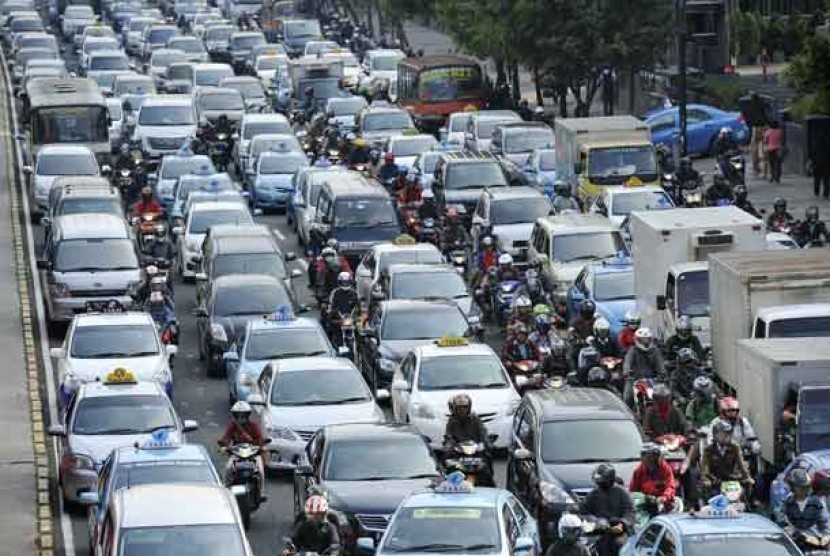  Kendaraan berjalan tersendat di Kawasan Jalan Protokol Thamrin Jakarta, Rabu (1/5). 